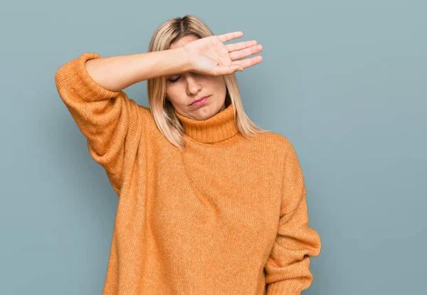 Mujer Caucásica Mediana Edad Que Usa Suéter Invierno Casual Cubriendo — Foto de Stock