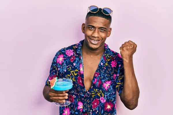 Joven Hombre Negro Bebiendo Cóctel Tropical Con Alcohol Gritando Orgulloso — Foto de Stock
