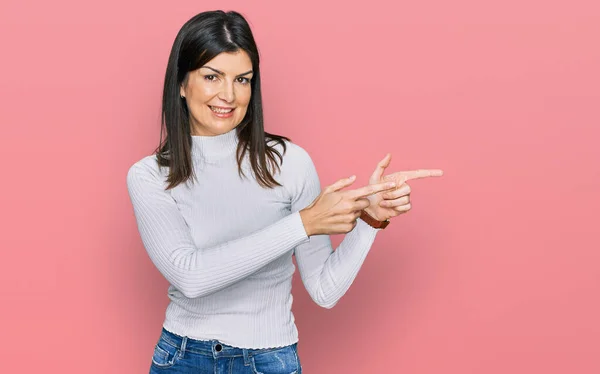 Beautiful Brunette Woman Wearing Casual Clothes Smiling Looking Camera Pointing — Stock Photo, Image