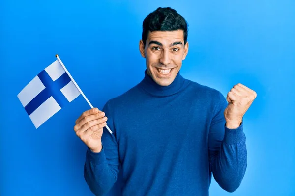 Красивый Латиноамериканец Финским Флагом Гордо Кричит Празднует Победу Успех Взволнован — стоковое фото