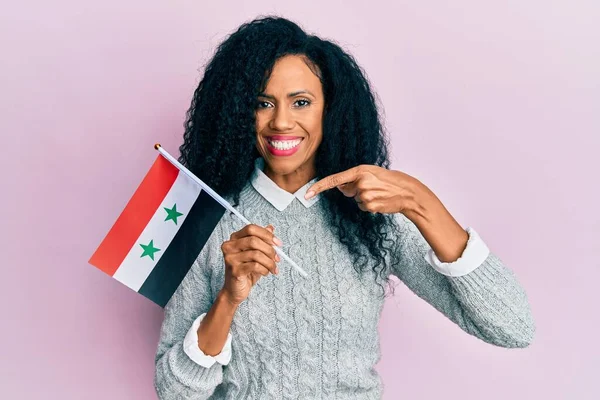 Střední Věk Africká Americká Žena Drží Syrskou Vlajku Úsměvem Šťastný — Stock fotografie