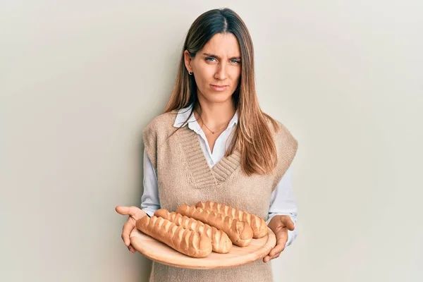 Elinde Yapımı Ekmek Tutan Esmer Genç Bir Kadın Şüpheci Gergin — Stok fotoğraf
