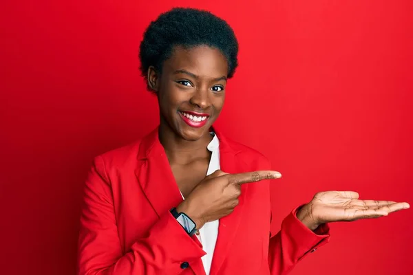 Junge Afrikanisch Amerikanische Mädchen Businesskleidung Staunen Und Lächeln Die Kamera — Stockfoto