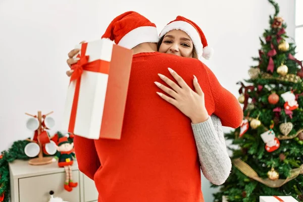 Fiatal Pár Boldogan Ölelkezik Mosolyog Karácsonyi Kalapot Visel Ajándékot Tart — Stock Fotó