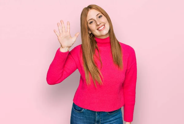 Joven Mujer Irlandesa Con Ropa Casual Mostrando Señalando Hacia Arriba — Foto de Stock