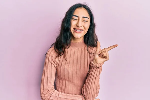 Menina Adolescente Hispânica Com Aparelho Dental Vestindo Roupas Casuais Sorrindo — Fotografia de Stock