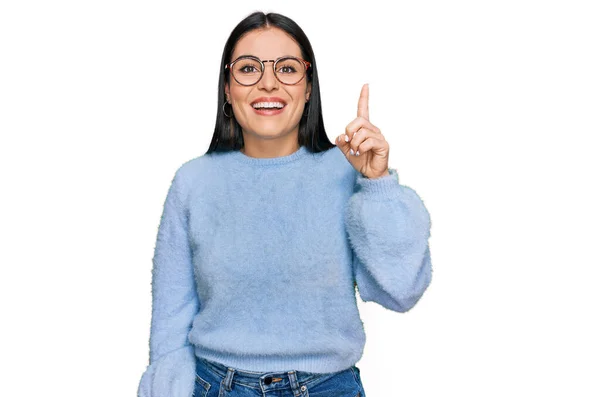 Junge Hispanische Frau Lässiger Kleidung Und Brille Mit Erhobenem Zeigefinger — Stockfoto