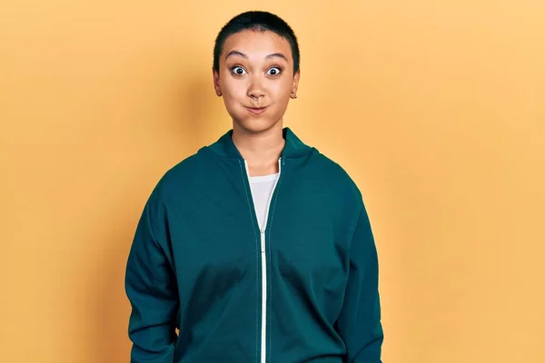 Hermosa Mujer Hispana Con Pelo Corto Con Chaqueta Deportiva Hinchando —  Fotos de Stock