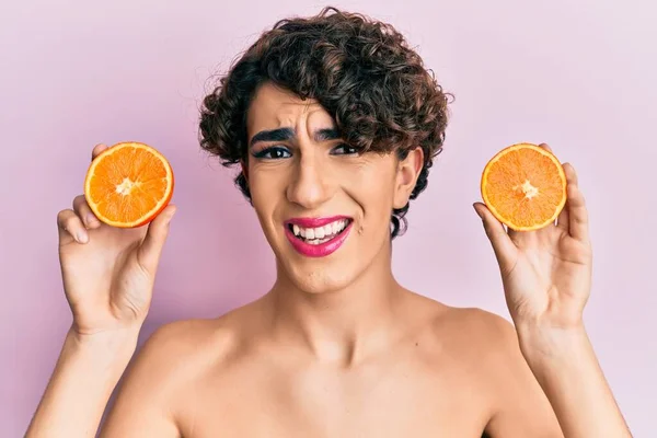 Jovem Vestindo Mulher Compõem Segurando Fresco Laranja Sem Noção Expressão — Fotografia de Stock