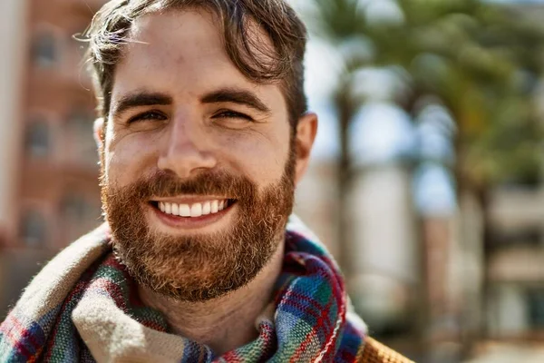 Joven Hombre Caucásico Con Barba Aire Libre Día Soleado —  Fotos de Stock