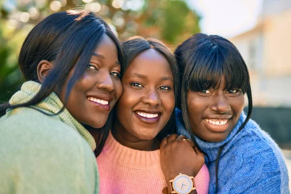 Tres Amigos Afroamericanos Sonriendo Felices Abrazándose Parque — Foto de Stock