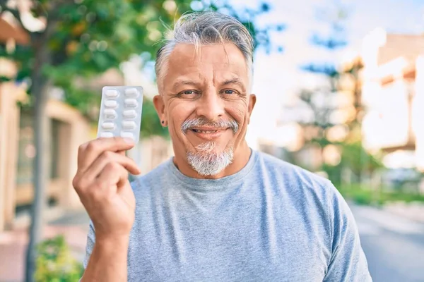Der Grauhaarige Mann Mittleren Alters Lächelt Glücklich Und Hält Tabletten — Stockfoto