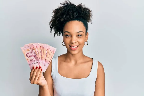Mladá Africká Americká Dívka Držící Thajské Baht Bankovky Vypadají Pozitivně — Stock fotografie