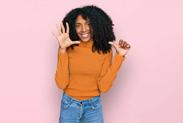 Chica Afroamericana Joven Con Ropa Casual Mostrando Apuntando Hacia Arriba — Foto de Stock