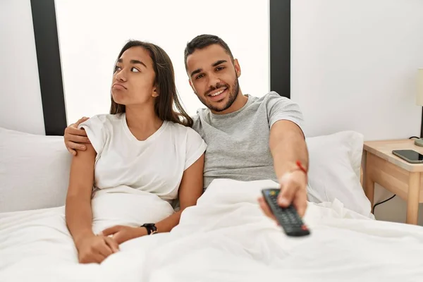 Jung Latein Pärchen Fernsehen Liegend Auf Bett — Stockfoto