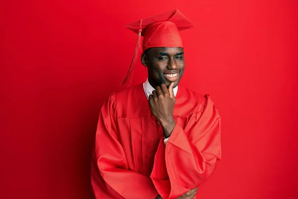 Jovem Afro Americano Vestindo Boné Formatura Roupão Cerimônia Olhando Confiante — Fotografia de Stock