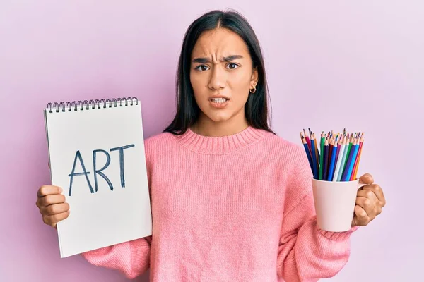 Mujer Asiática Joven Sosteniendo Cuaderno Arte Lápices Colores Expresión Despistada —  Fotos de Stock