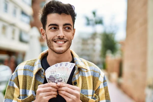 Hombre Hispano Guapo Sonriendo Feliz Confiado Ciudad Sosteniendo Billetes 1000 —  Fotos de Stock