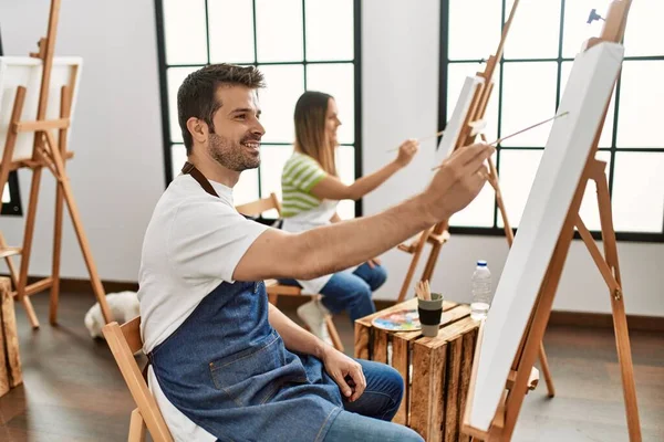 Dos Estudiantes Hispanos Sonriendo Feliz Pintura Estudio Arte — Foto de Stock