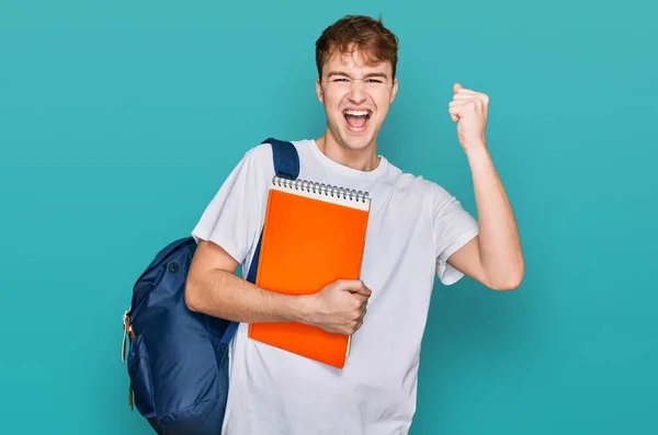 Νεαρός Καυκάσιος Άνδρας Φορώντας Φοιτητικό Σακίδιο Και Κρατώντας Βιβλία Ουρλιάζοντας — Φωτογραφία Αρχείου