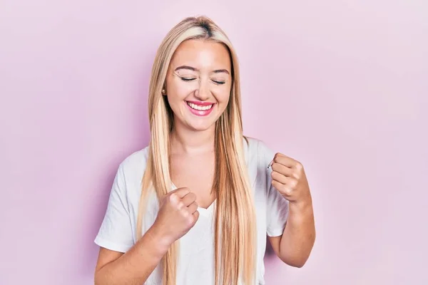 Giovane Ragazza Bionda Indossa Casual Shirt Bianca Che Celebra Sorpreso — Foto Stock