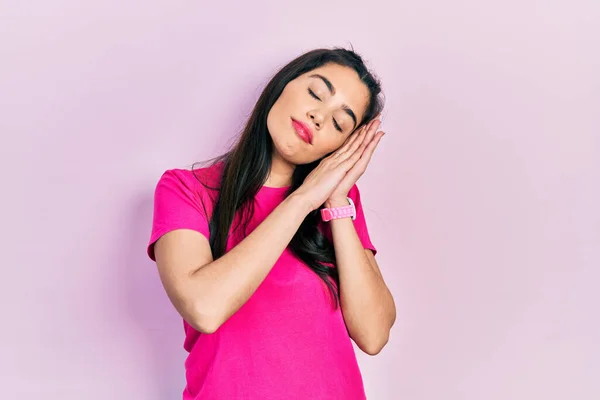 Joven Chica Hispana Con Camiseta Rosa Casual Durmiendo Cansada Soñando —  Fotos de Stock