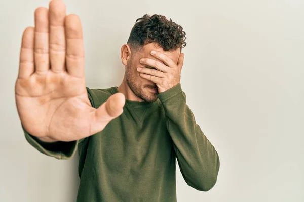 Junger Hispanischer Mann Lässiger Kleidung Der Die Augen Mit Händen — Stockfoto