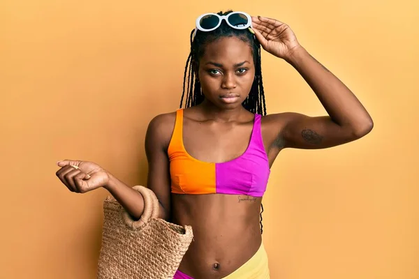 Bikini Giyen Genç Afro Amerikalı Kadın Elinde Hasır Çanta Kuşkucu — Stok fotoğraf