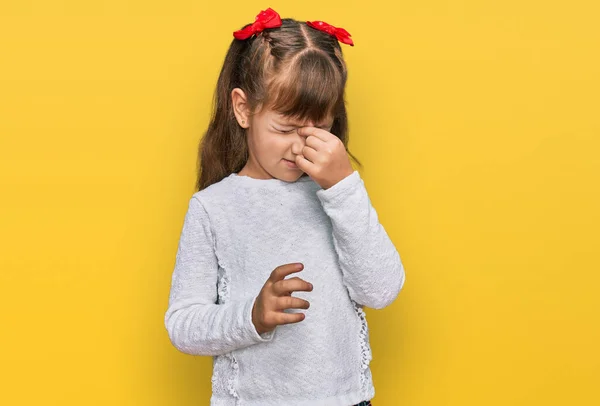 Niña Caucásica Pequeña Usando Ropa Casual Cansada Frotando Nariz Los — Foto de Stock