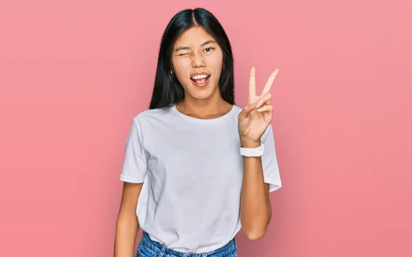 Hermosa Mujer Asiática Joven Con Camiseta Blanca Casual Sonriendo Con —  Fotos de Stock