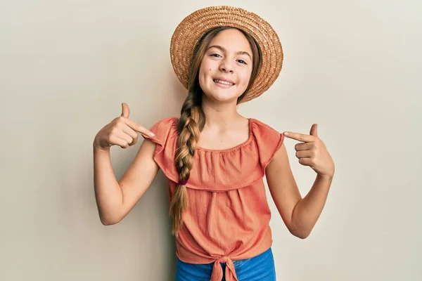 Schöne Brünette Kleine Mädchen Mit Sommermütze Sieht Selbstbewusst Mit Lächeln — Stockfoto