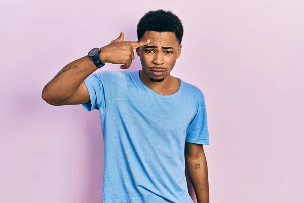 Jeune Homme Afro Américain Portant Shirt Bleu Décontracté Pointant Malheureux — Photo