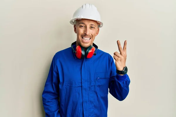 Skallig Man Med Skägg Klädd Byggare Overall Uniform Och Hårdhatt — Stockfoto