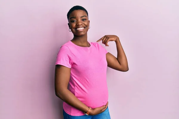 Jovem Afro Americana Esperando Bebê Tocando Barriga Grávida Olhando Confiante — Fotografia de Stock