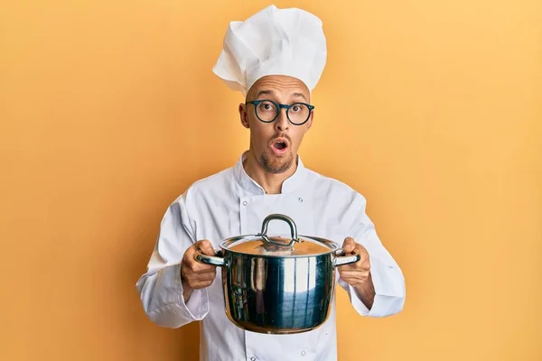 Uomo Calvo Con Barba Indossa Cuoco Professionista Possesso Pentola Cottura — Foto Stock