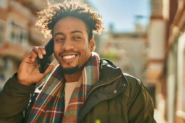 Mladý Africký Američan Šťastně Usmívá Mluvit Smartphone Městě — Stock fotografie