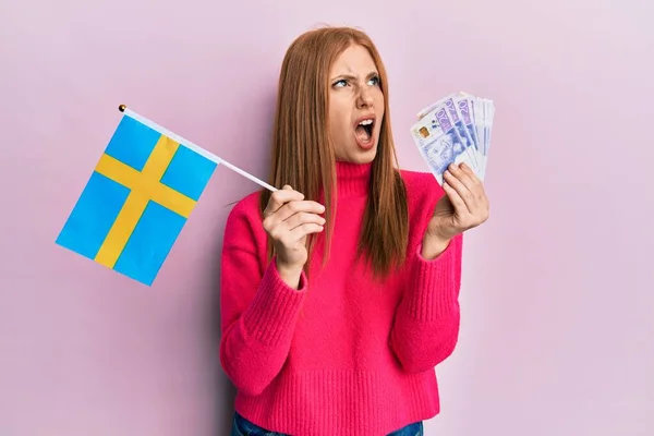 Jonge Ierse Vrouw Met Zweedse Vlag Krone Bankbiljetten Boos Gek — Stockfoto