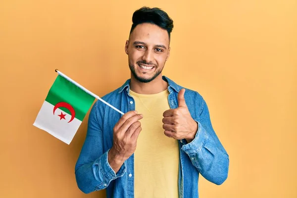 Ung Arabisk Man Med Algeria Flagga Ler Glad Och Positiv — Stockfoto