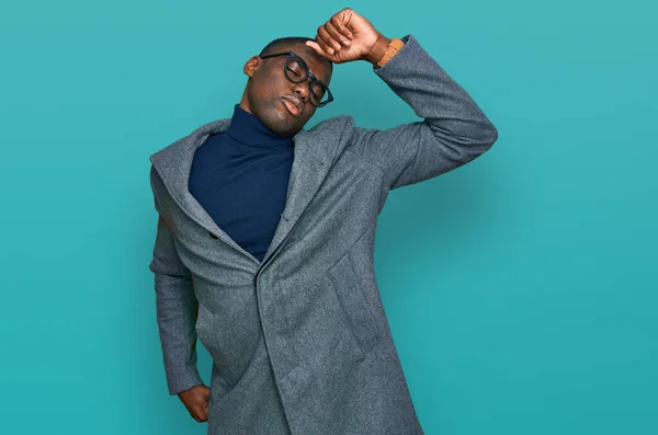 Genç Afro Amerikalı Adam Kıyafetleri Gözlüklerini Takmış Yorgun Rahat Uykulu — Stok fotoğraf