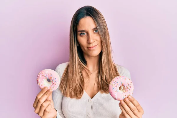 Brünette Junge Frau Mit Leckeren Rosafarbenen Donuts Entspannt Mit Ernstem — Stockfoto