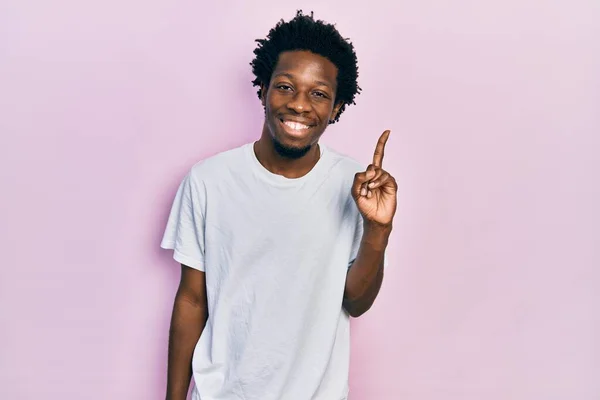 Νεαρός Αφροαμερικάνος Λευκό Πουκάμισο Που Δείχνει Και Δείχνει Δάχτυλο Νούμερο — Φωτογραφία Αρχείου