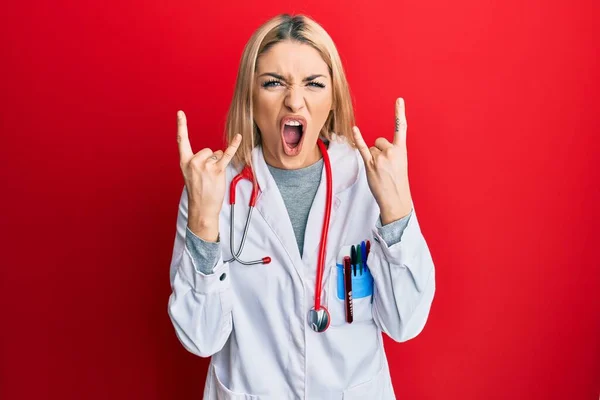 Młoda Biała Kobieta Mundurze Lekarza Stetoskopie Krzycząca Szalonym Wyrazem Twarzy — Zdjęcie stockowe