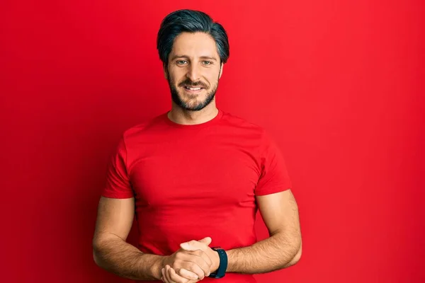 Jonge Spaanse Man Draagt Casual Rood Shirt Met Handen Bij — Stockfoto
