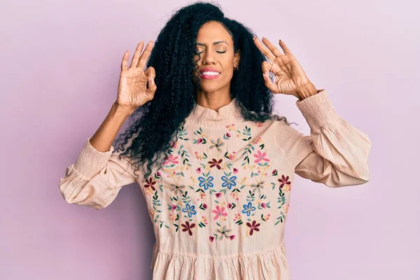 中世アフリカ系アメリカ人の女性は カジュアルな服を着て 指で瞑想ジェスチャーを行う閉じて目でリラックスして笑顔 ヨガのコンセプト — ストック写真