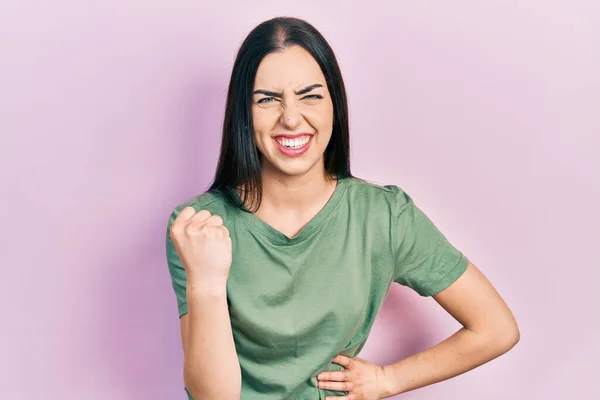 Bella Donna Con Gli Occhi Azzurri Indossando Maglietta Casual Arrabbiato — Foto Stock