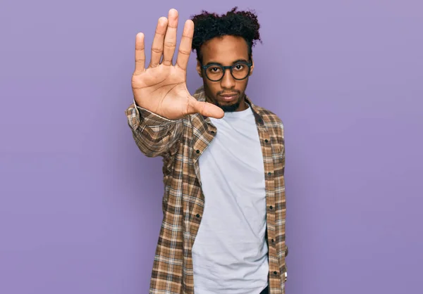 Jovem Afro Americano Com Barba Vestindo Roupas Casuais Óculos Fazendo — Fotografia de Stock