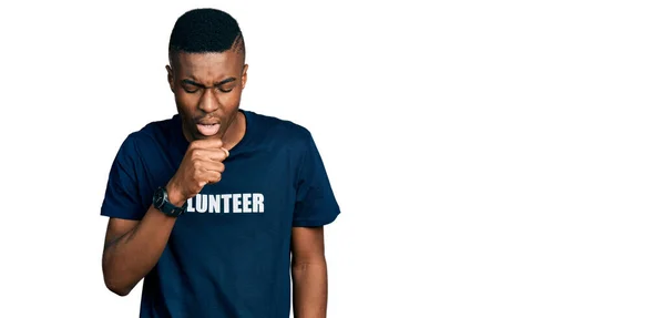 Hombre Afroamericano Joven Con Camiseta Voluntaria Sintiéndose Mal Tosiendo Como — Foto de Stock