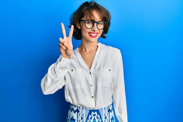 Jonge Brunette Vrouw Dragen Casual Kleding Bril Tonen Wijzen Met — Stockfoto