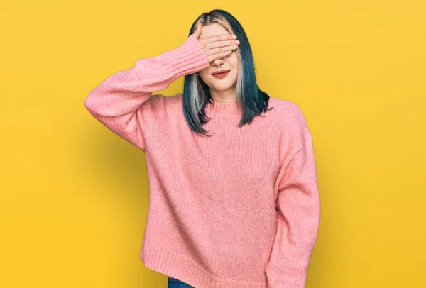 Joven Chica Moderna Con Suéter Lana Rosa Invierno Sonriendo Riendo —  Fotos de Stock
