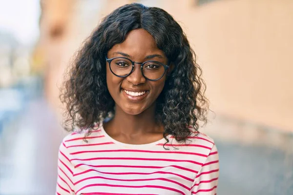 Молода Афроамериканська Дівчинка Яка Радісно Посміхається Біля Міста — стокове фото